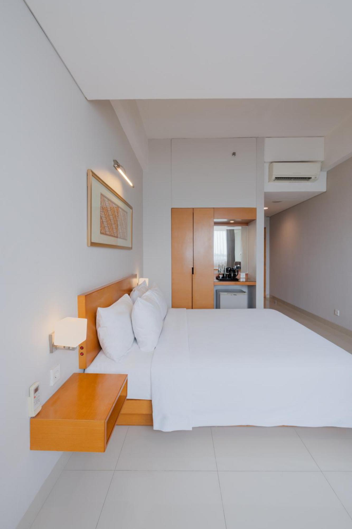 The Capital Hotel Surabaya Exterior photo