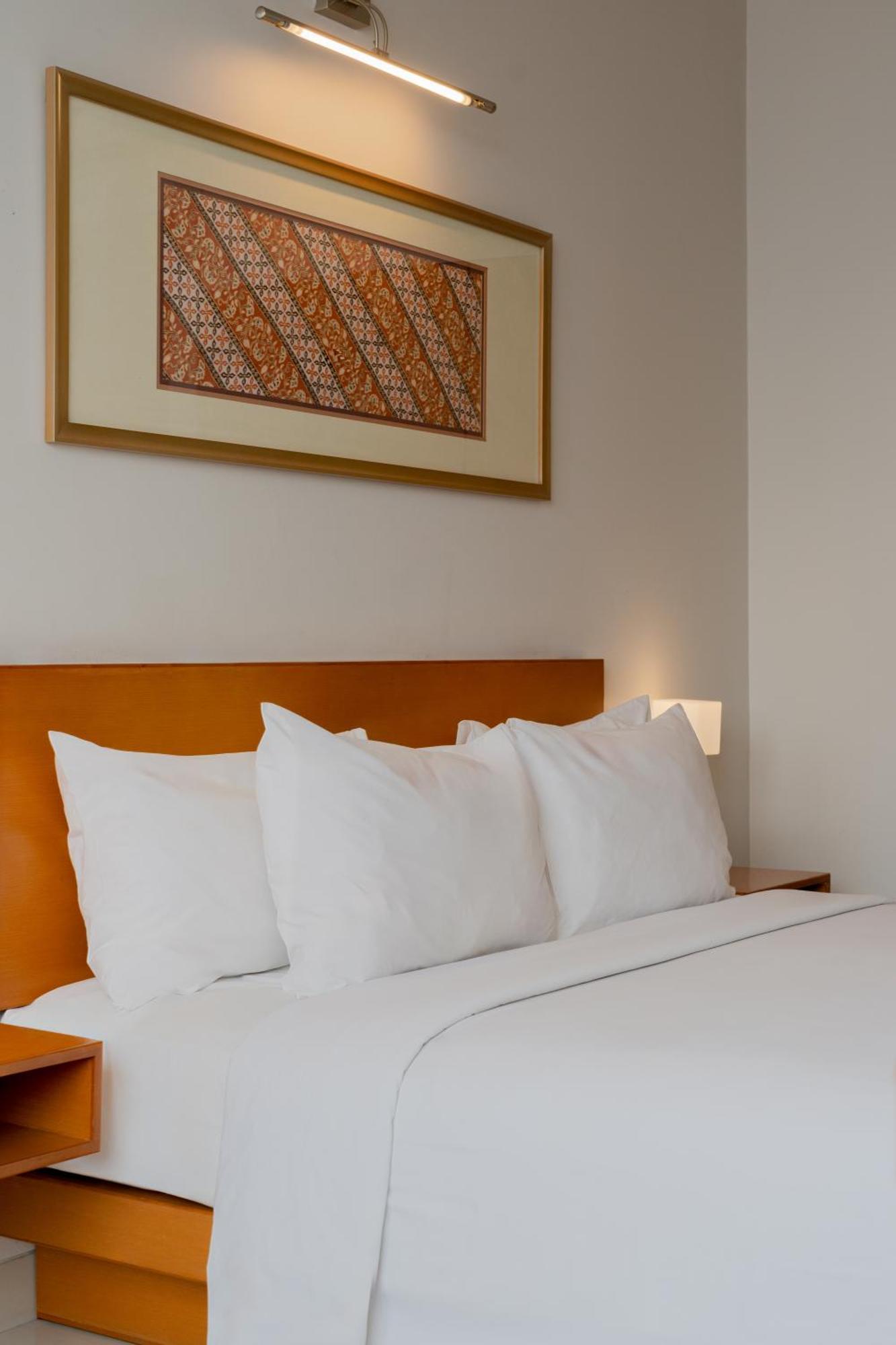 The Capital Hotel Surabaya Exterior photo